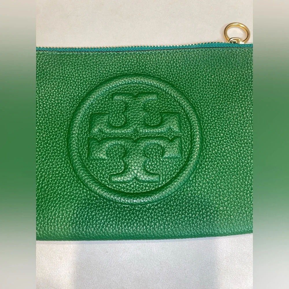 TORY BURCH PERRY BOMBE PEBBLED LEATHER WRISLET IN ARUGULA GREEN - Picture 7 of 7